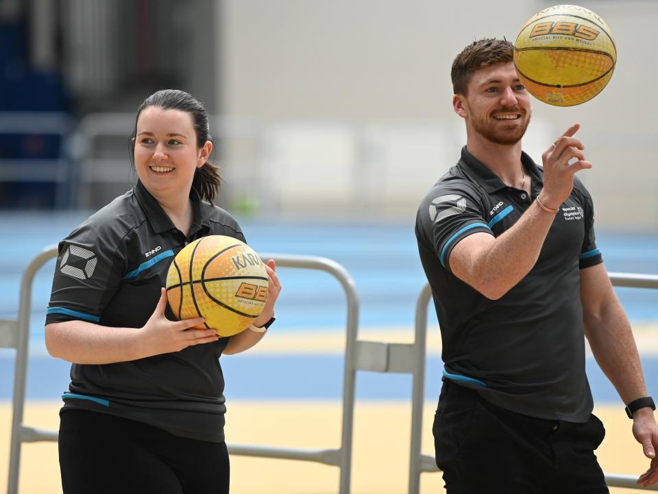 two people ahve fun playing basketball